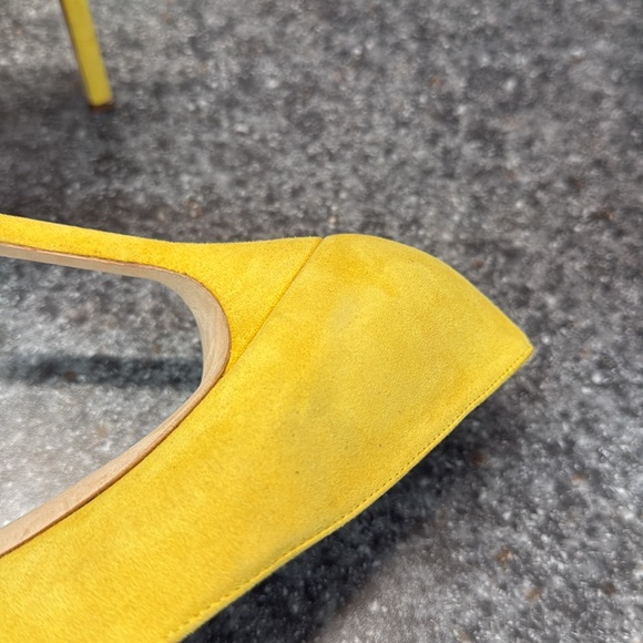 Yellow suede Manolo Blahnik Pumps - Picture 12 of 13
